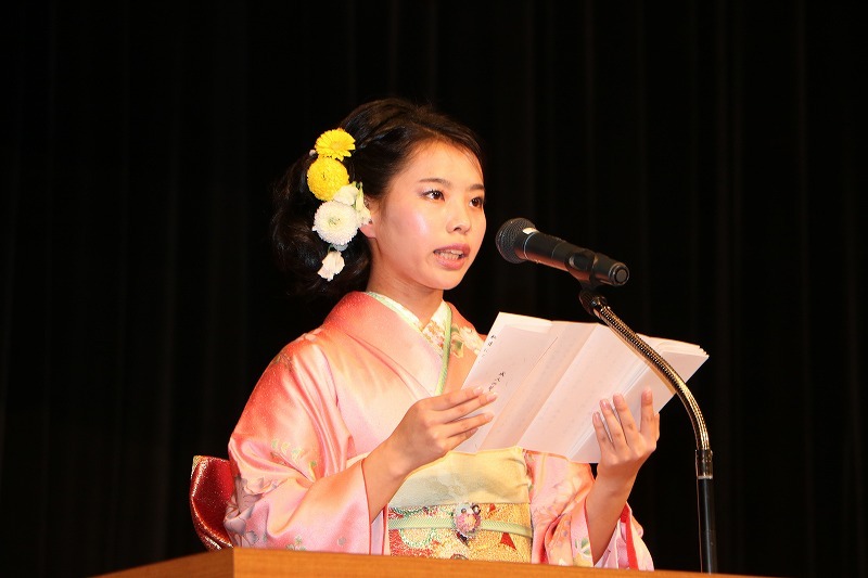 新成人代表の井上日菜子さんから力強い成人の誓いがありました。