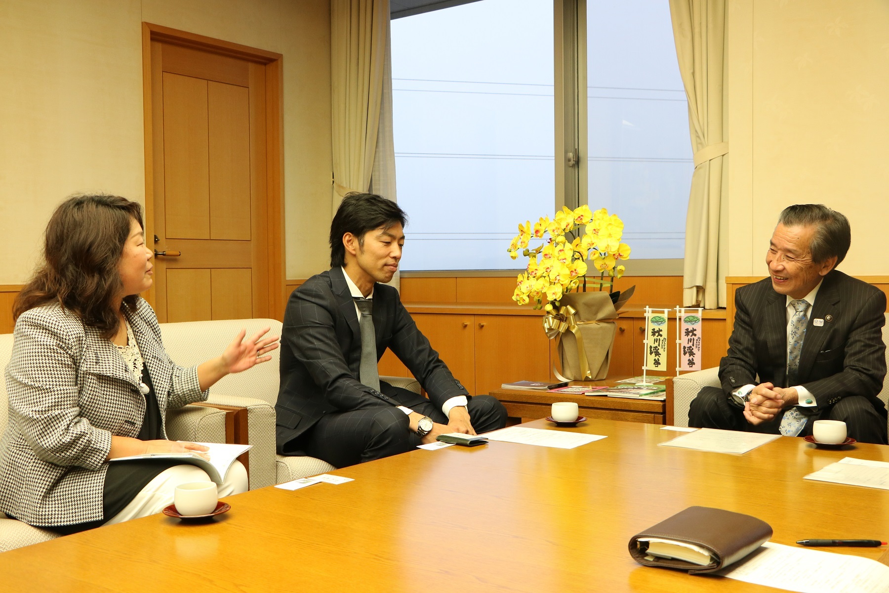 代表の藤井取締役、従業員の小坂さんと澤井市長の対談の様子