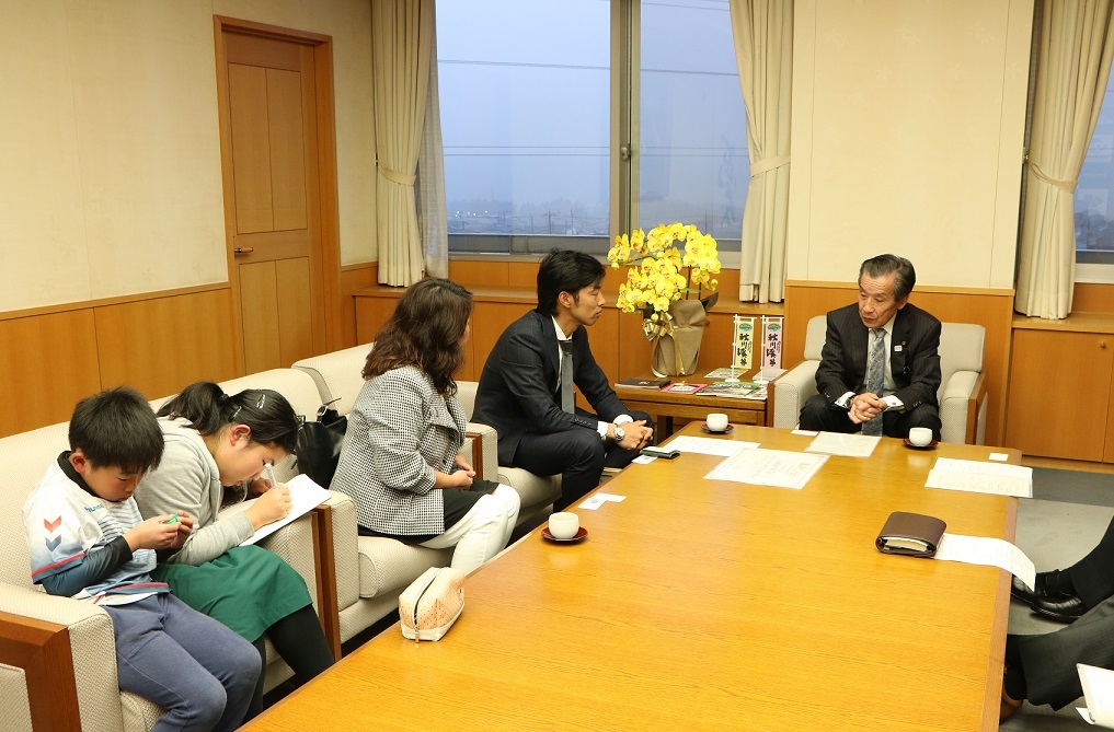 代表の藤井取締役、従業員の小坂さんと澤井市長の対談の様子
