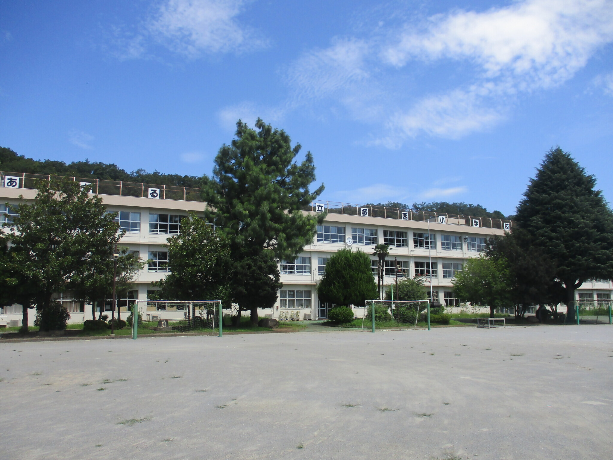 多西小学校の外観