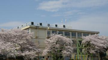 屋城小学校の外観