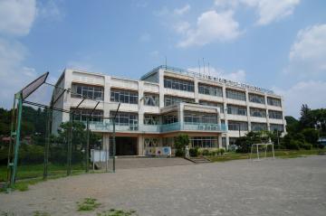 草花小学校の外観