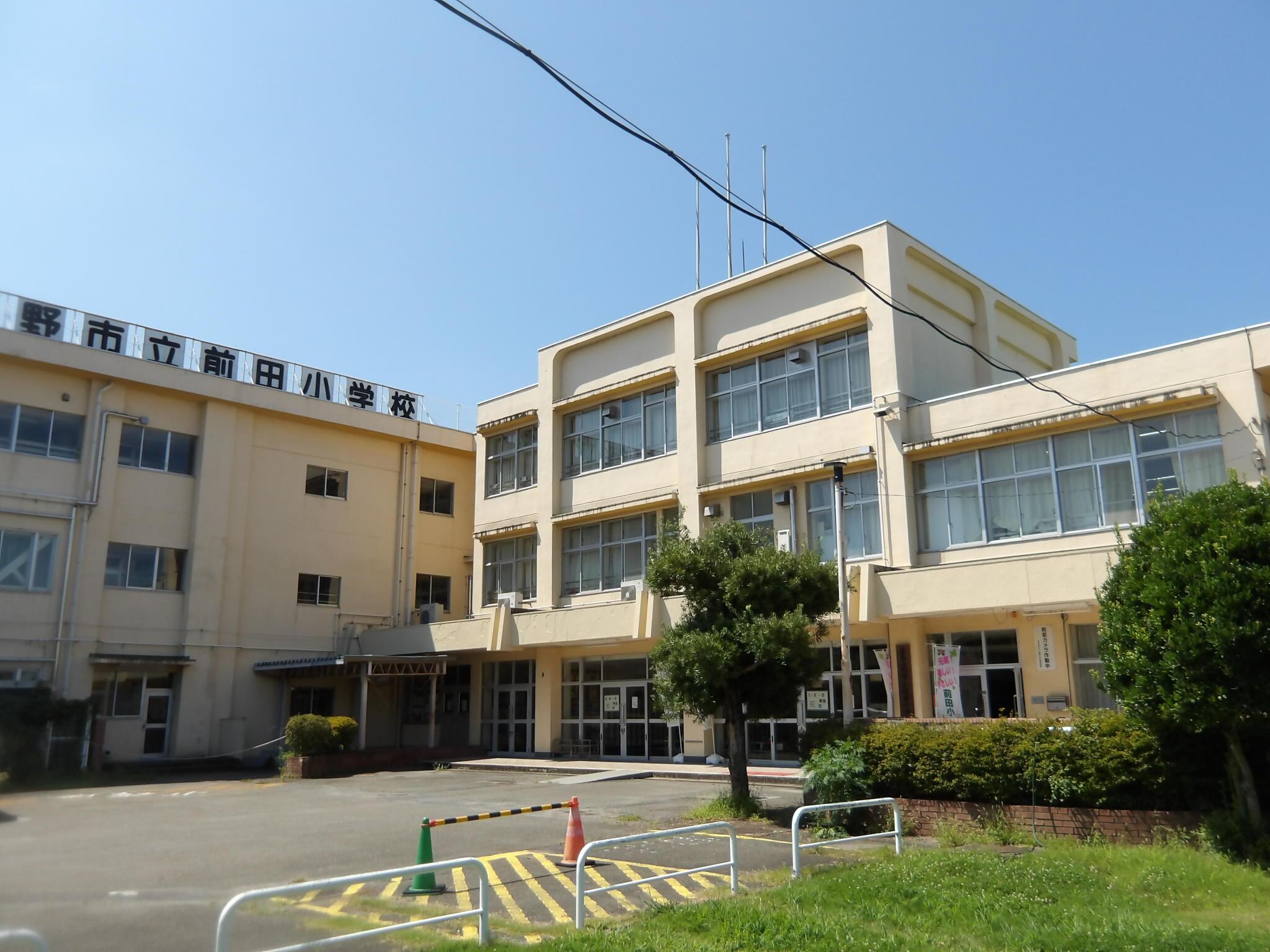 前田小学校の外観