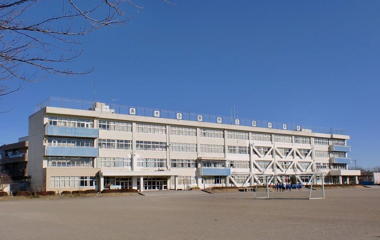 西中学校の外観