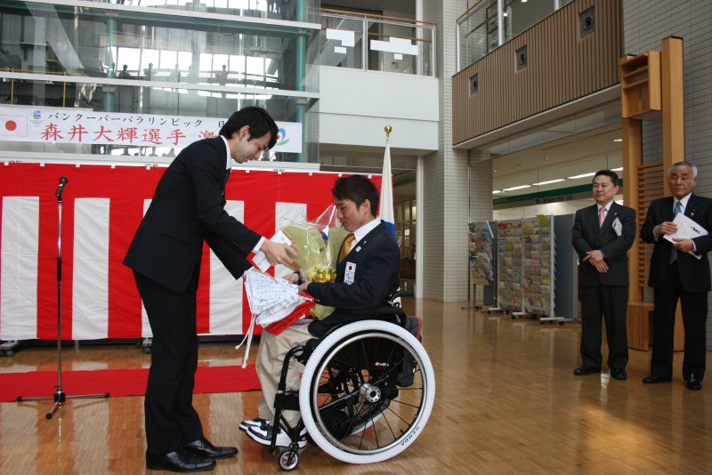 森井大輝選手に花束贈呈