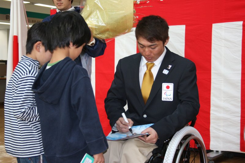 子どもたちからのサインに応じる森井大輝選手