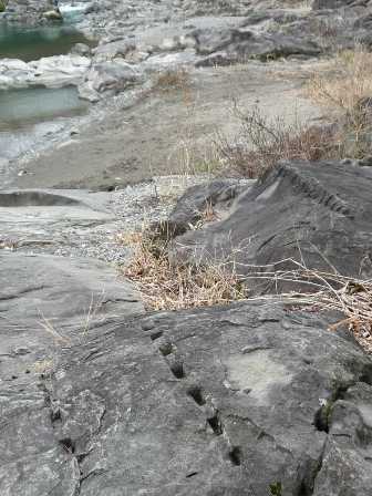 40.秋川河原沿いにある伊奈石と矢穴跡