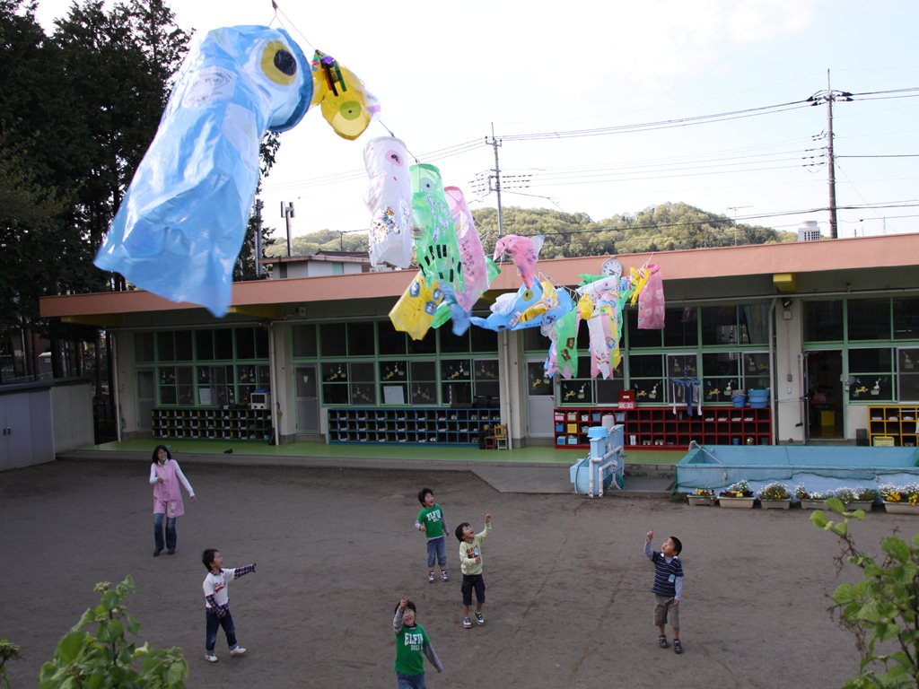 鯉のぼりを数える子どもたち