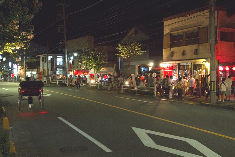 人力車とヨルイチの街並み