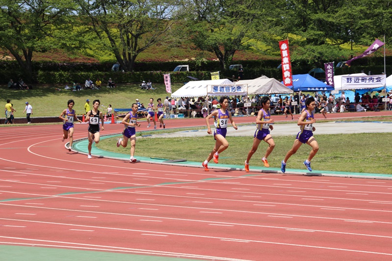 中学生による1500メートル競走