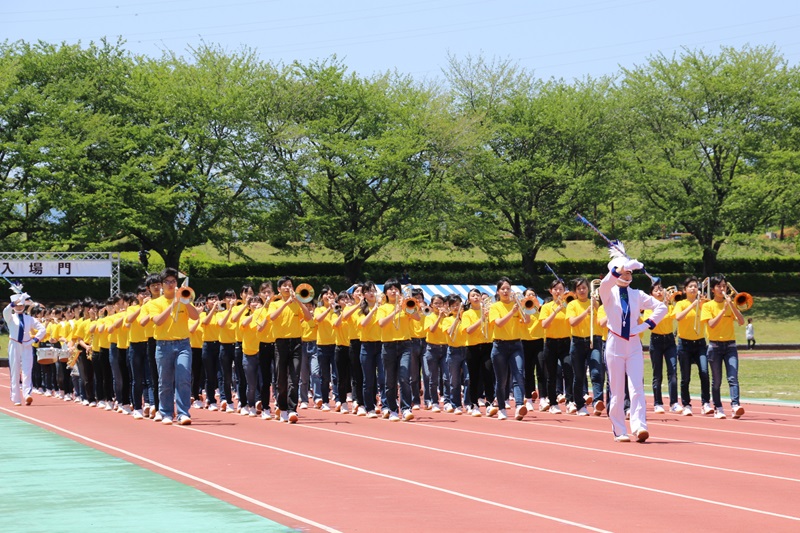 市内中学生による合同マーチングバンドのアトラクション