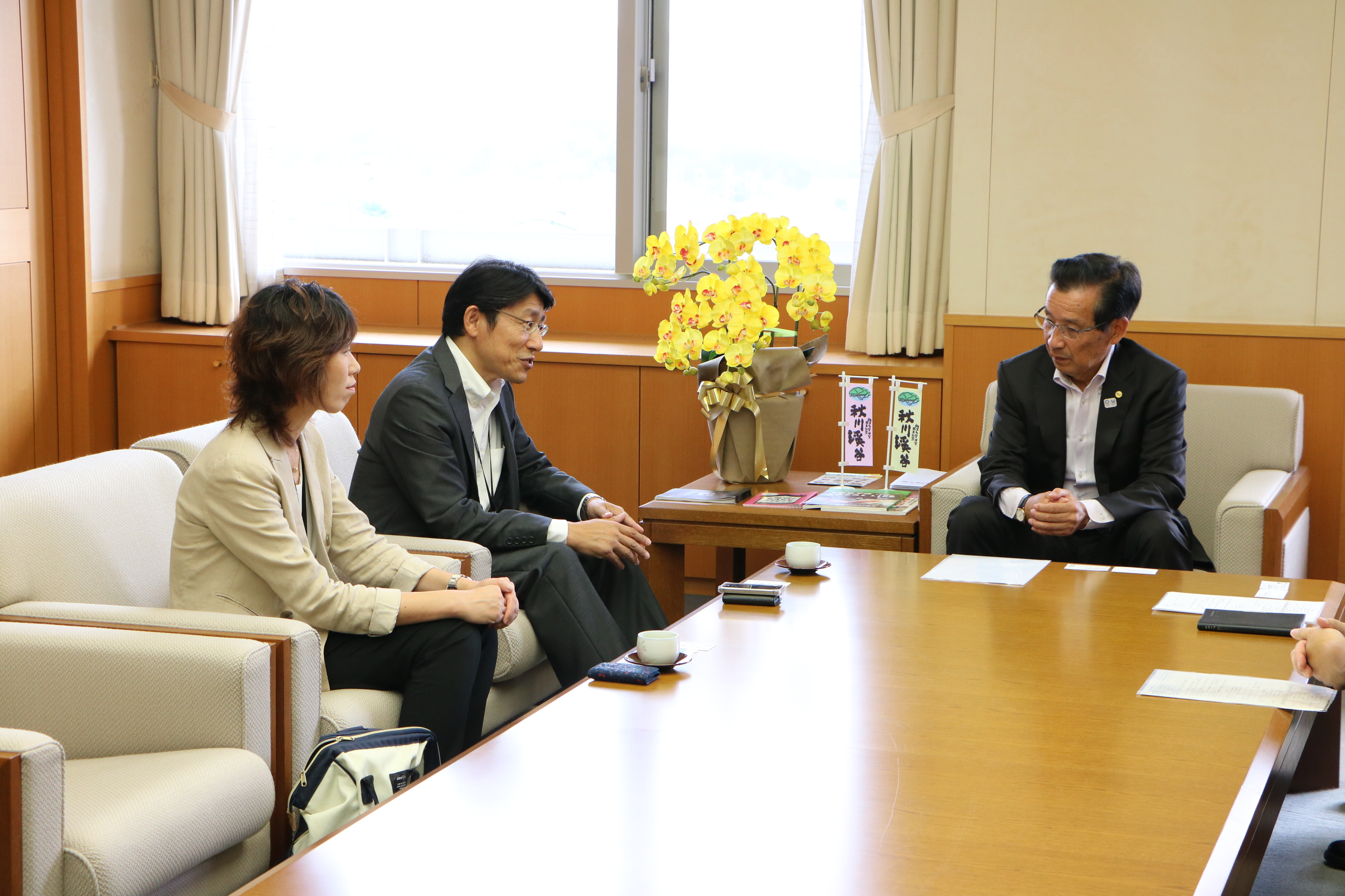 代表の岡野所長と澤井市長の対談の様子