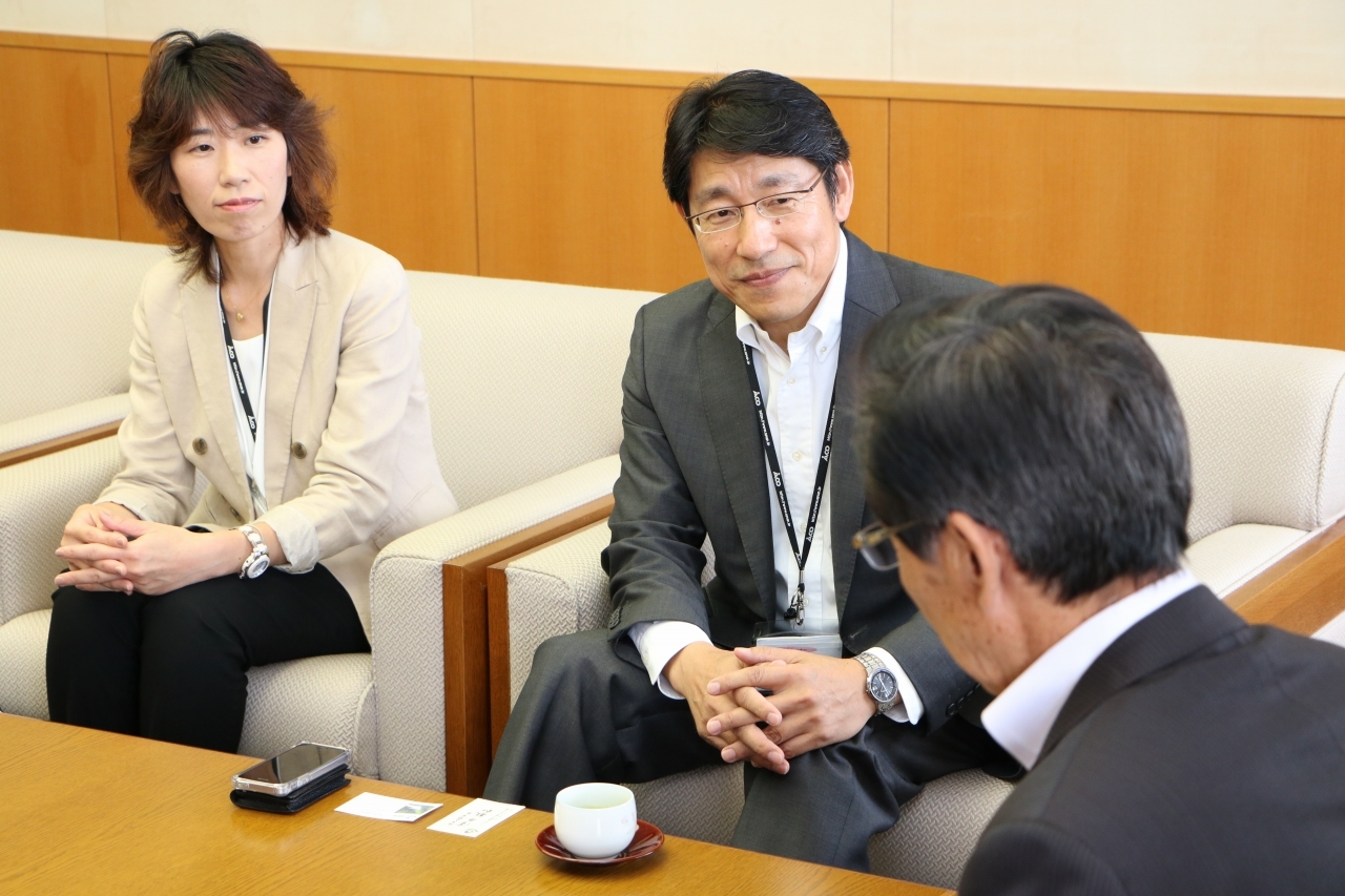 代表の岡野所長と澤井市長の対談の様子