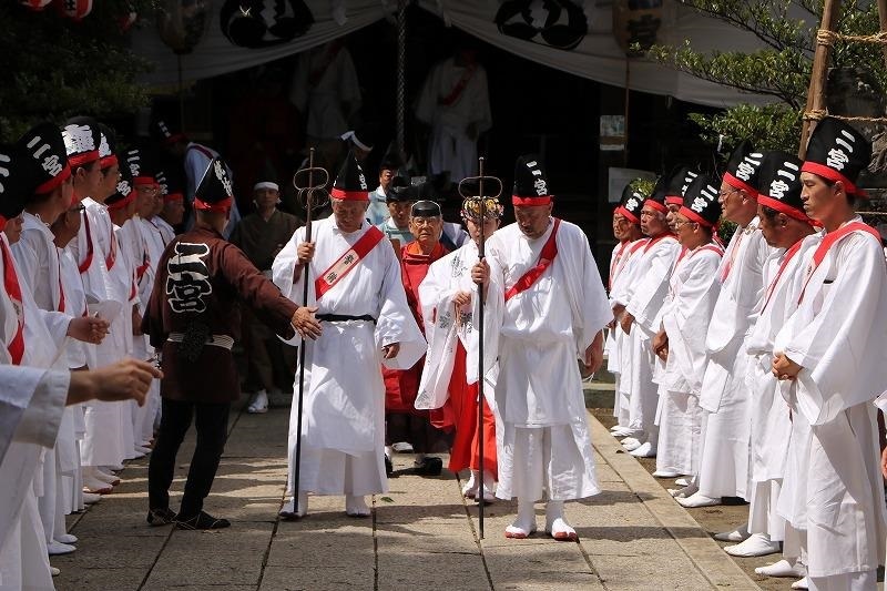 厳かな雰囲気の中式典が行われ、祭りがはじまりました。