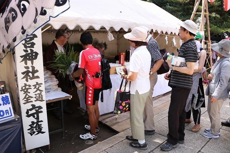 食べると風邪をひかないといわれる「厄除け生姜」!買い求める方の列ができています。