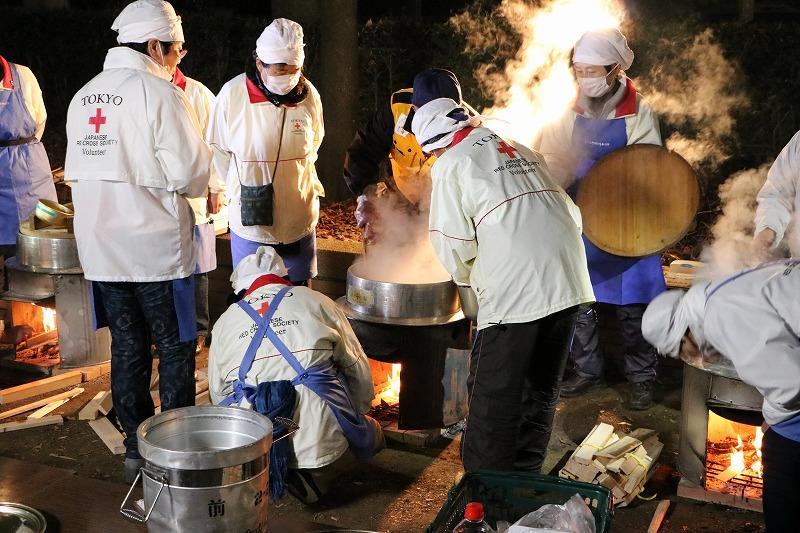赤十字奉仕団の皆さんによるアルファ化米・トン汁の給食訓練