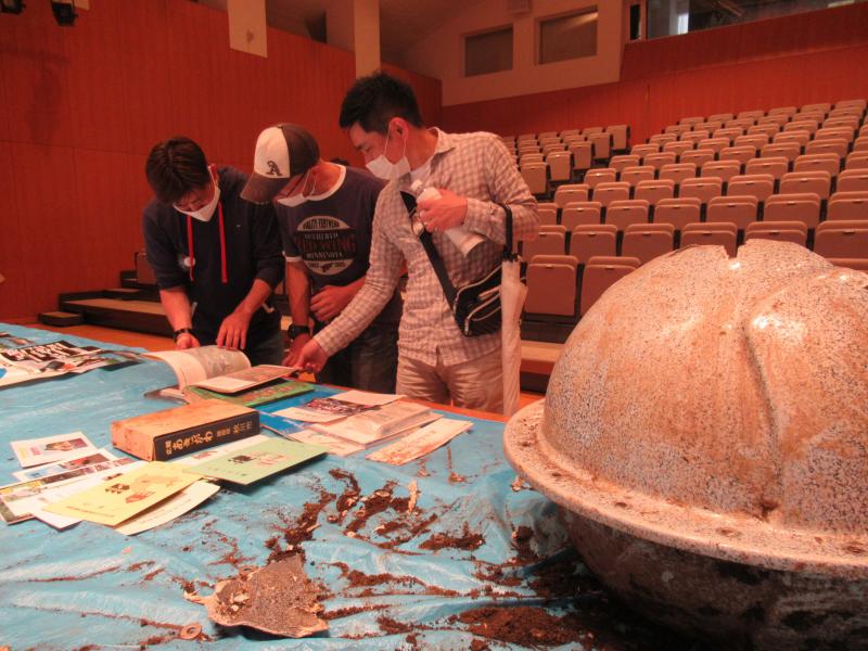 タイムカプセルの中身を確認する方々