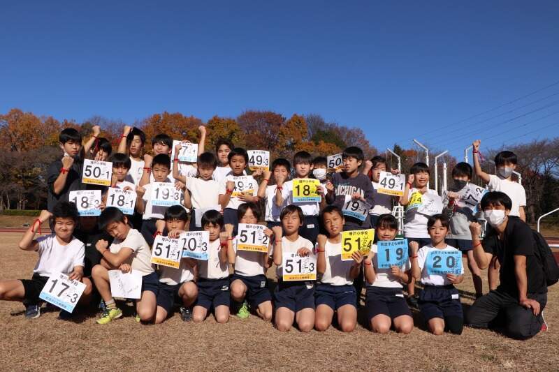 渋井陽子さんのサイン入りゼッケンを見せてくれた増戸小学校のみなさん