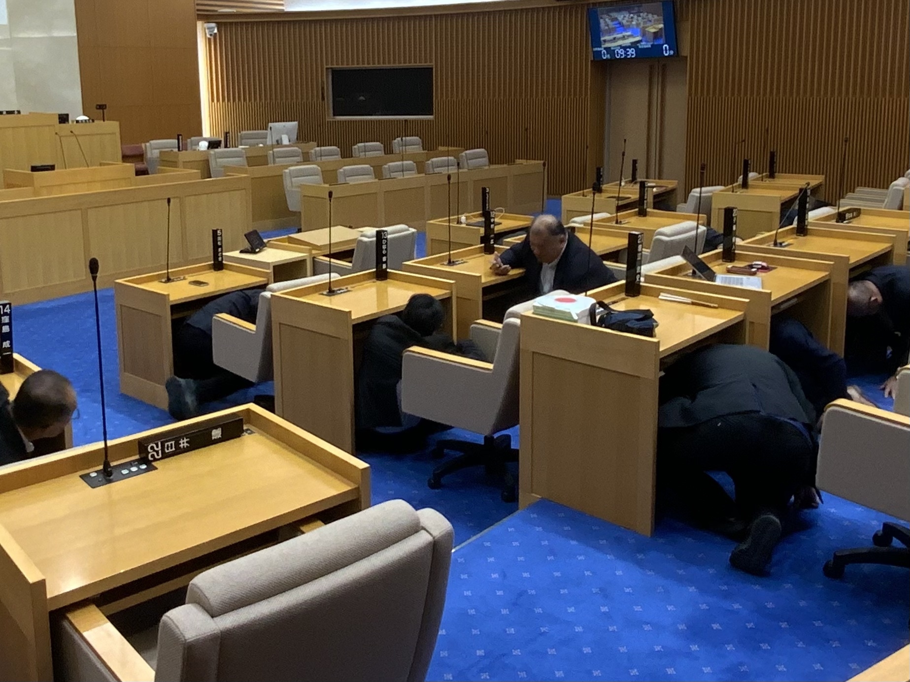 議場での地震想定訓練　　　　　　　　　　　　　　　　　　　　　