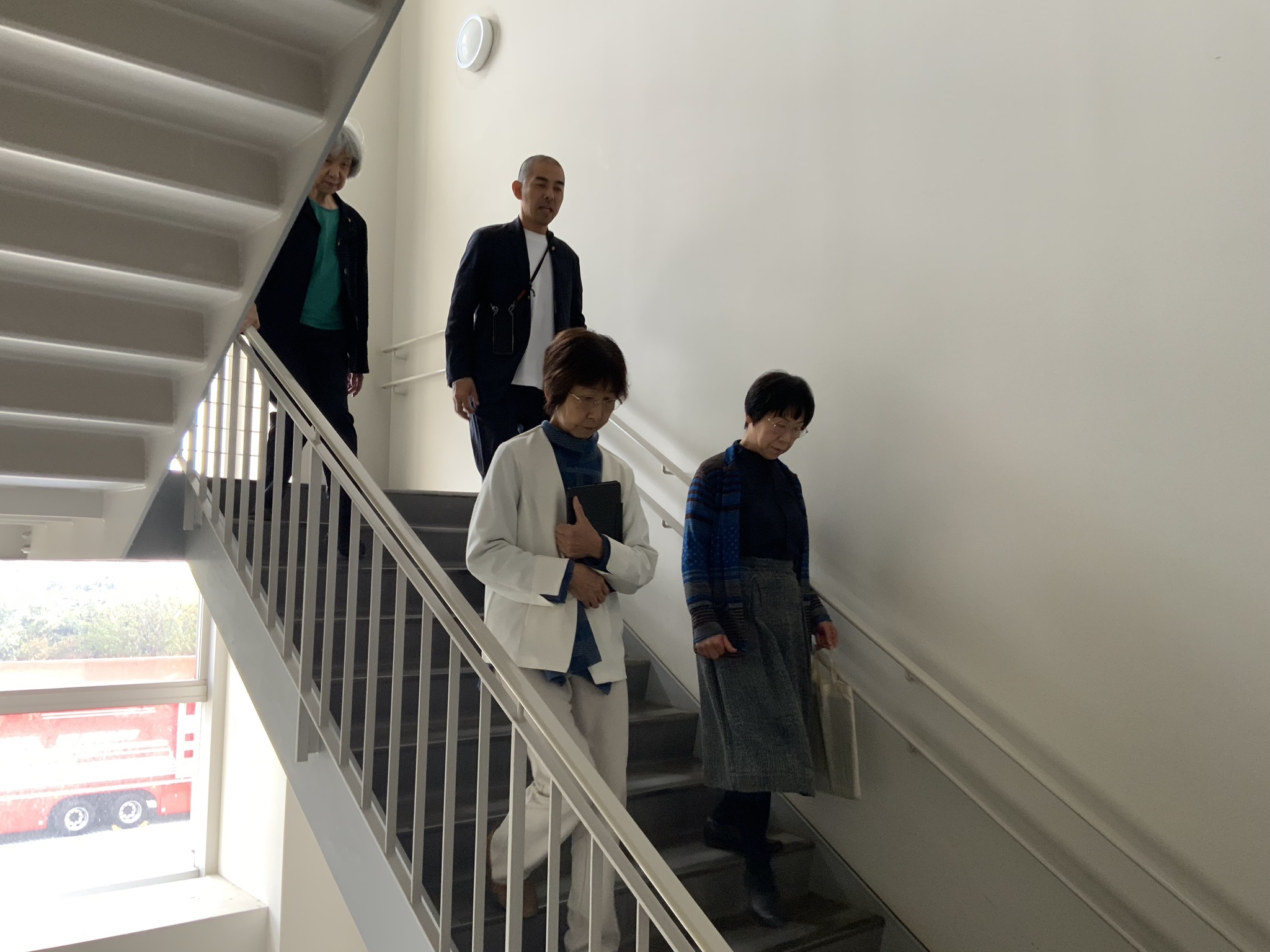 議場から屋外への避難訓練