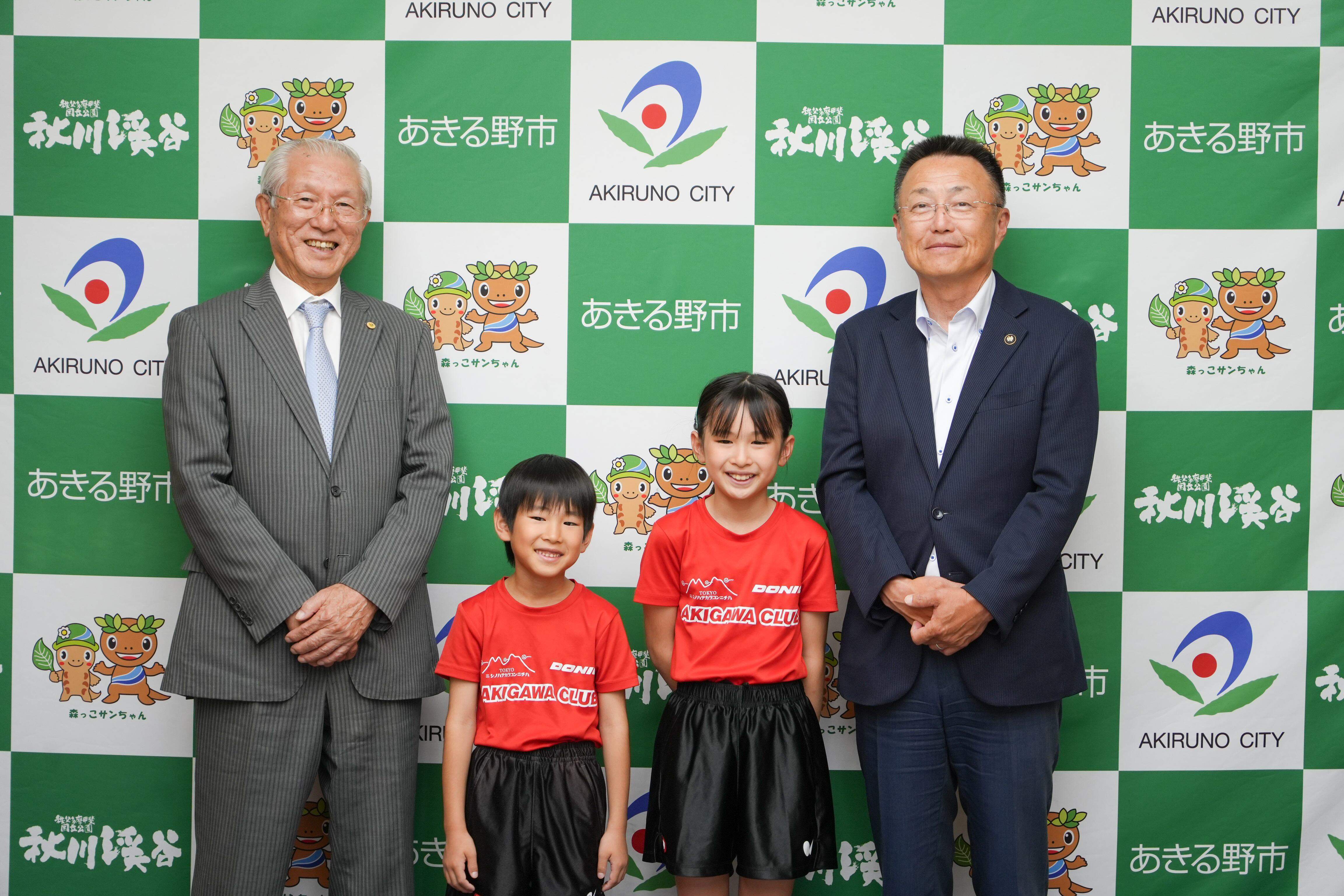 記念写真(右 市長、左 教育長)
